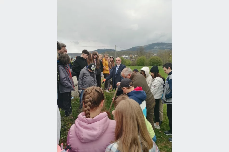 Uczniowie nauczyli się sadzić drzewa - zdjęcie 4