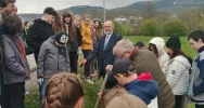Uczniowie nauczyli się sadzić drzewa - zdjęcie 4