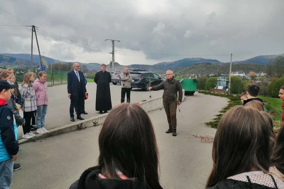 Uczniowie nauczyli się sadzić drzewa - zdjęcie 5