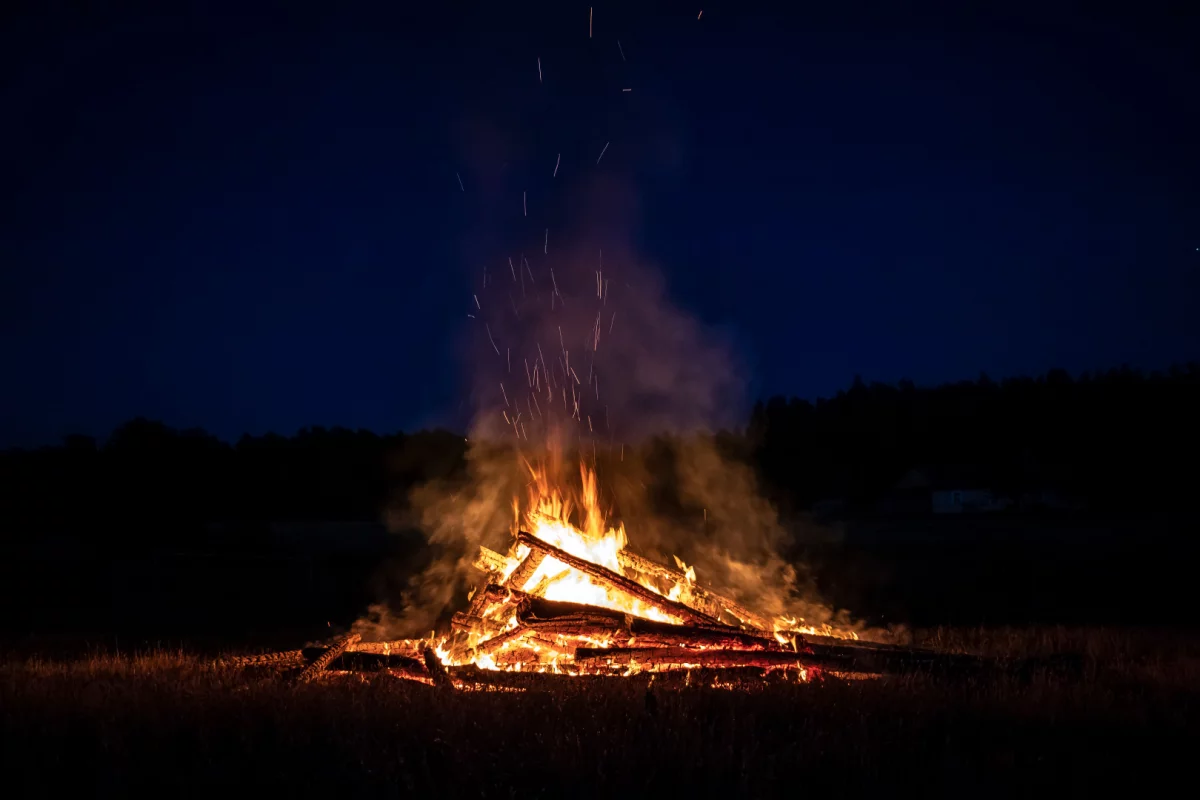 Grill na balkonie? Ognisko co najmniej 100 metrów od lasu