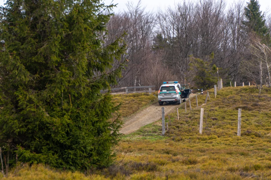 Kontrowersyjne otwarcie sezonu turystycznego na Mogielicy - politycy i samorządowcy... samochodami - zdjęcie 2