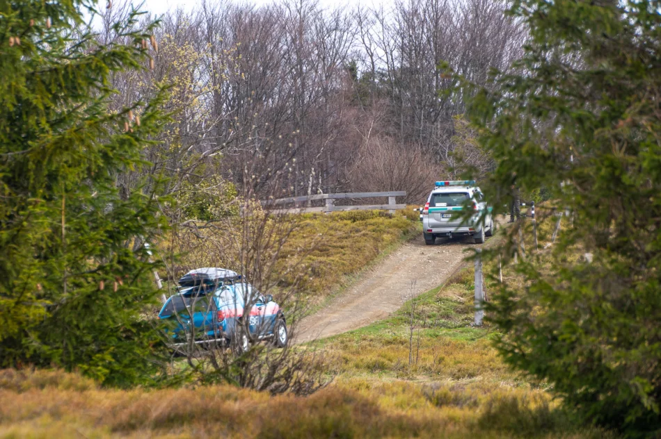 Kontrowersyjne otwarcie sezonu turystycznego na Mogielicy - politycy i samorządowcy... samochodami - zdjęcie 3