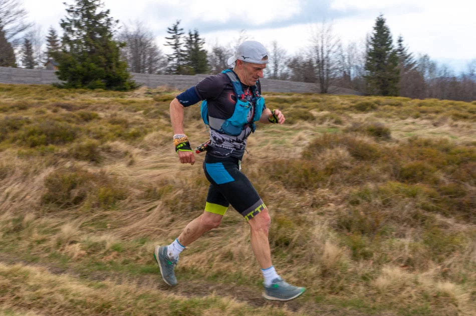 Kontrowersyjne otwarcie sezonu turystycznego na Mogielicy - politycy i samorządowcy... samochodami - zdjęcie 8