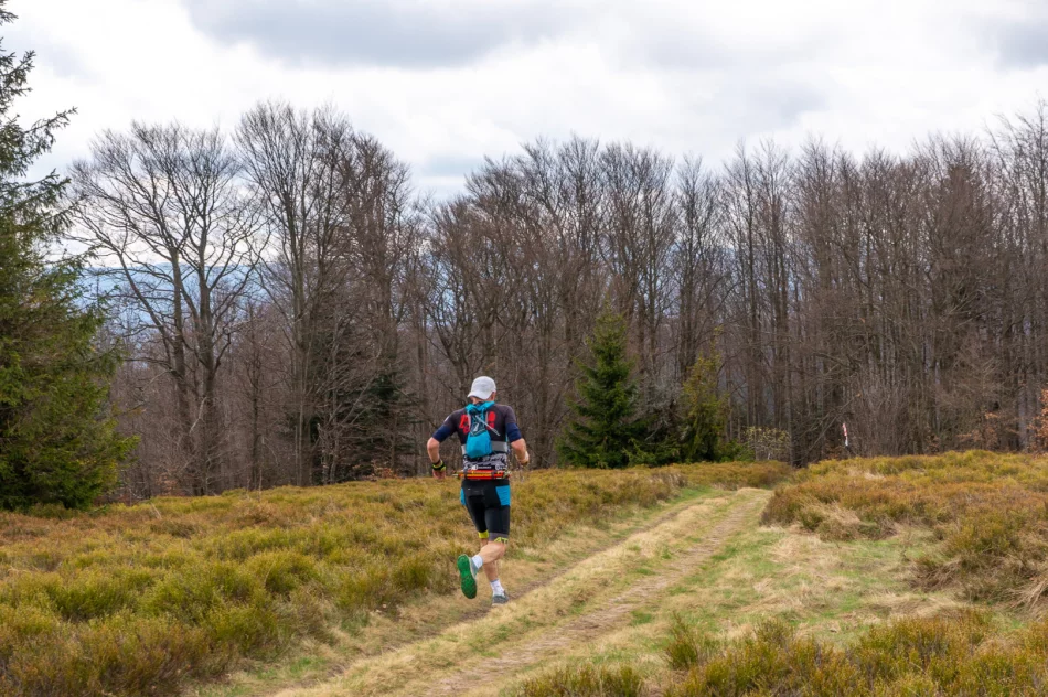 Kontrowersyjne otwarcie sezonu turystycznego na Mogielicy - politycy i samorządowcy... samochodami - zdjęcie 9