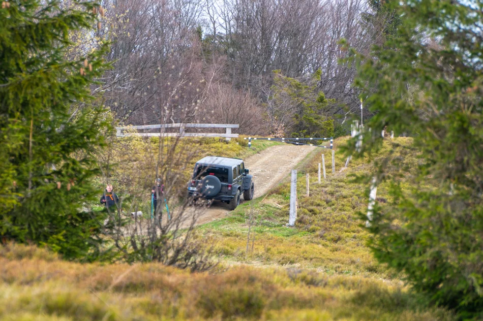 Kontrowersyjne otwarcie sezonu turystycznego na Mogielicy - politycy i samorządowcy... samochodami - zdjęcie 11
