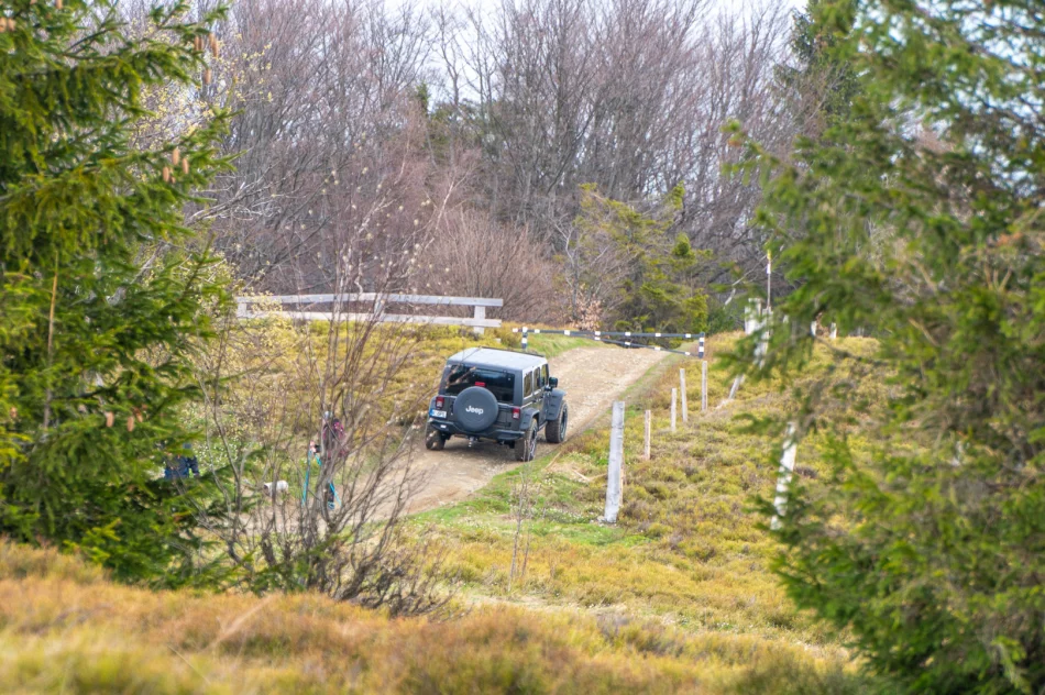 Kontrowersyjne otwarcie sezonu turystycznego na Mogielicy - politycy i samorządowcy... samochodami - zdjęcie 12