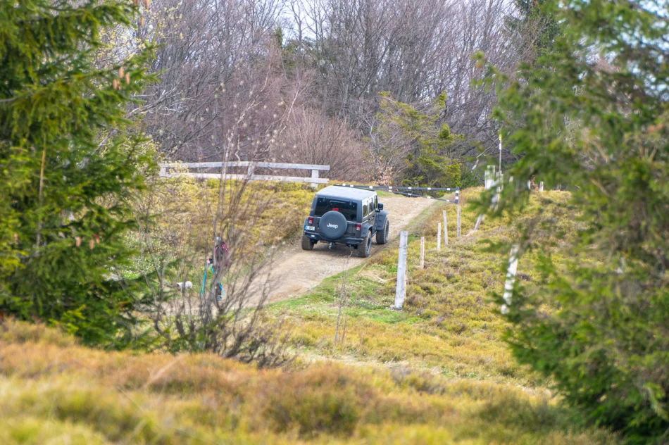 Kontrowersyjne otwarcie sezonu turystycznego na Mogielicy - politycy i samorządowcy... samochodami - zdjęcie 13