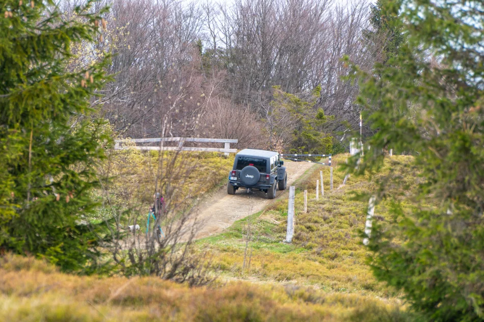 Kontrowersyjne otwarcie sezonu turystycznego na Mogielicy - politycy i samorządowcy... samochodami - zdjęcie 14