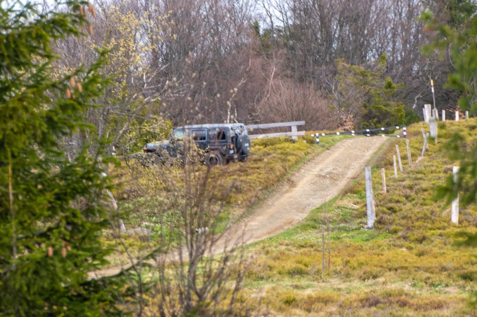 Kontrowersyjne otwarcie sezonu turystycznego na Mogielicy - politycy i samorządowcy... samochodami - zdjęcie 15