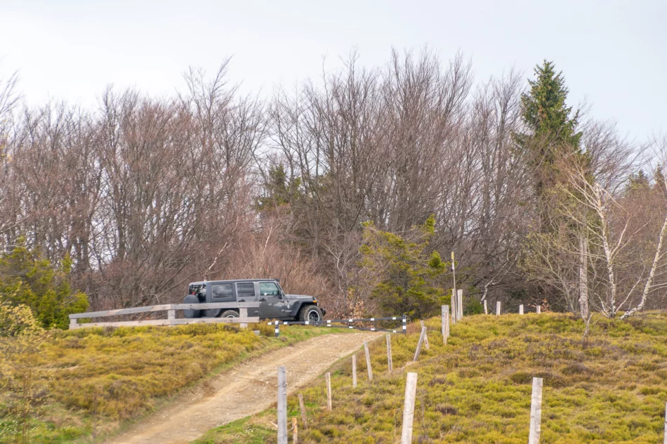 Kontrowersyjne otwarcie sezonu turystycznego na Mogielicy - politycy i samorządowcy... samochodami - zdjęcie 20