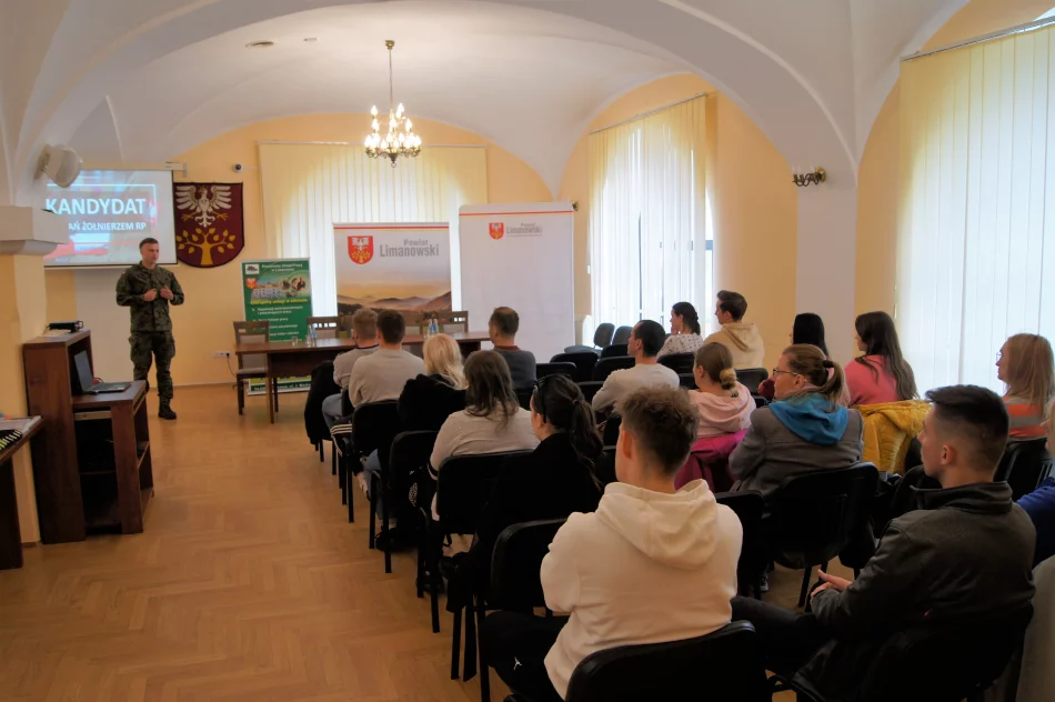 Doradcy zawodowi oraz wojskowi rekruterzy spotkali się z bezrobotnymi - zdjęcie 2