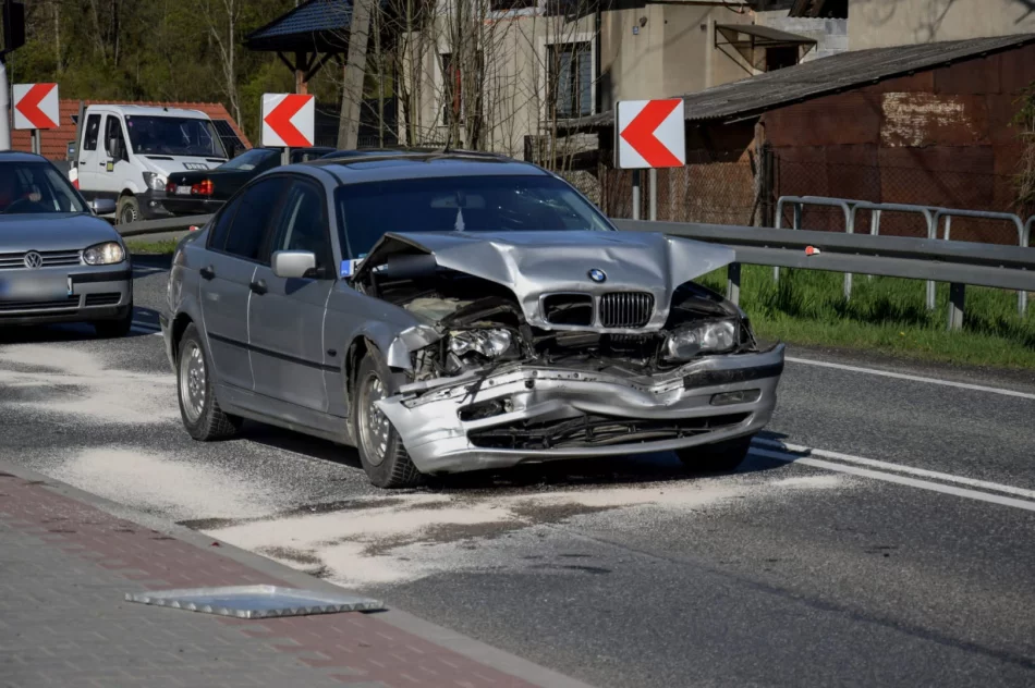 Zderzenie 3 aut, 1 osoba ranna - zdjęcie 6