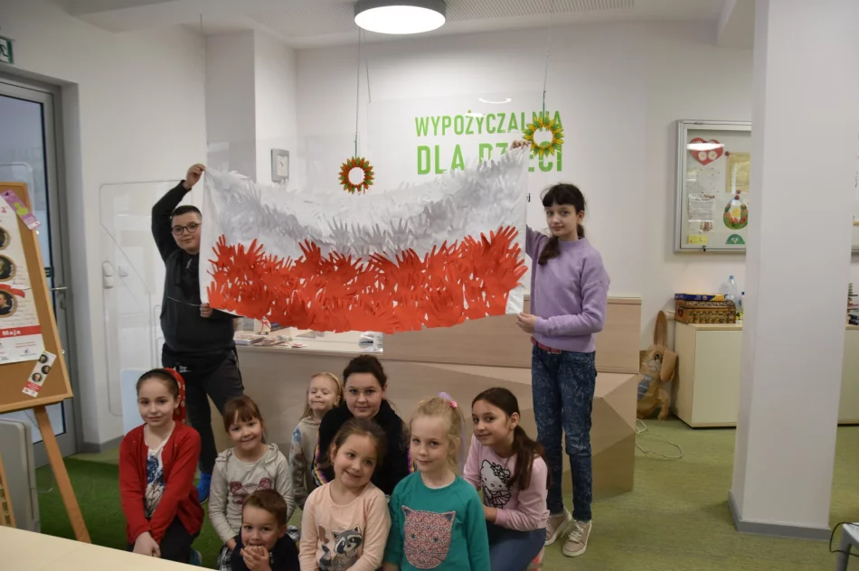 W Bibliotece odbyły się warsztaty pt.: „Nasza biało – czerwona” - zdjęcie 2