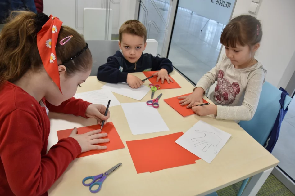 W Bibliotece odbyły się warsztaty pt.: „Nasza biało – czerwona” - zdjęcie 3