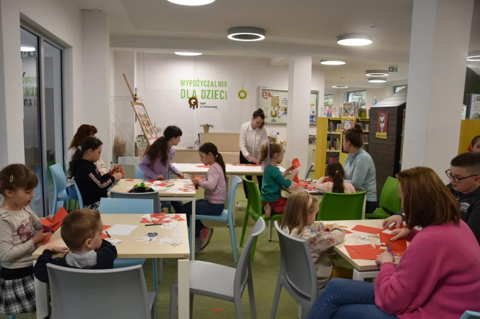 W Bibliotece odbyły się warsztaty pt.: „Nasza biało – czerwona” - zdjęcie 5