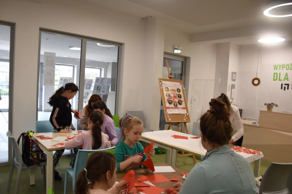 W Bibliotece odbyły się warsztaty pt.: „Nasza biało – czerwona” - zdjęcie 7