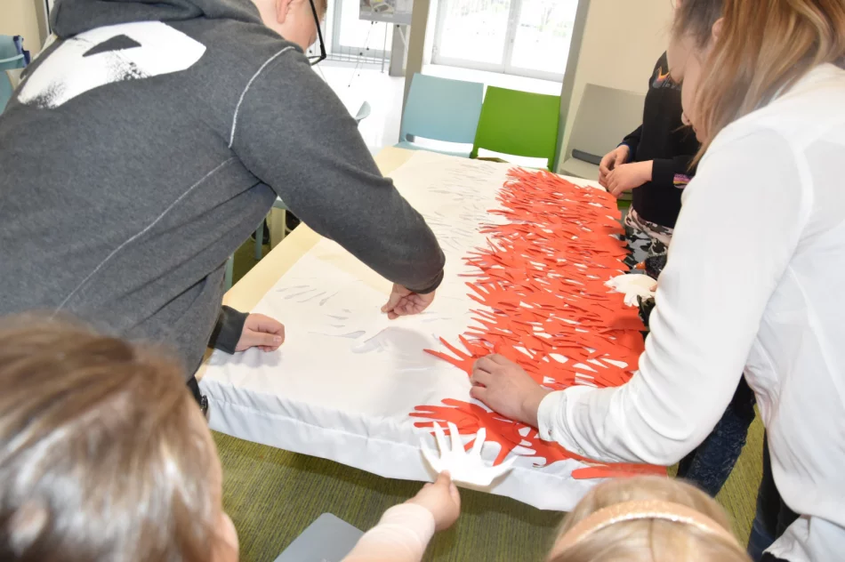 W Bibliotece odbyły się warsztaty pt.: „Nasza biało – czerwona” - zdjęcie 8