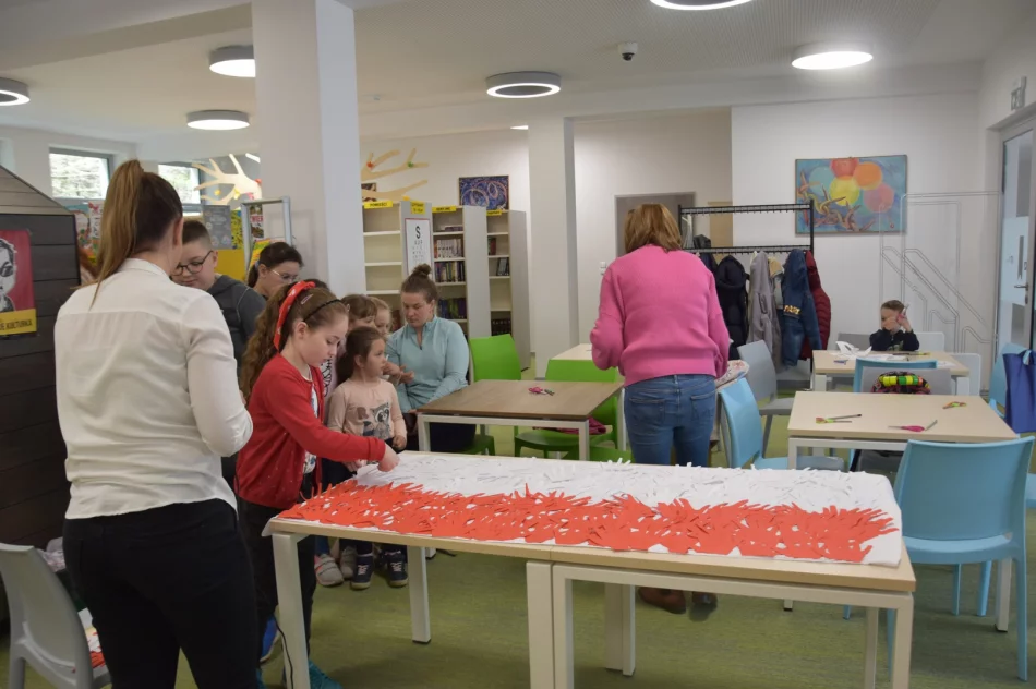 W Bibliotece odbyły się warsztaty pt.: „Nasza biało – czerwona” - zdjęcie 11