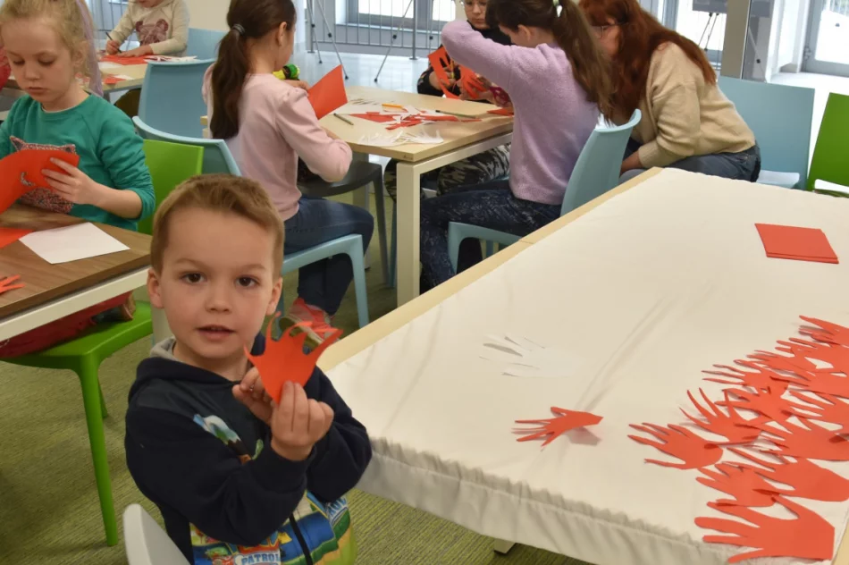 W Bibliotece odbyły się warsztaty pt.: „Nasza biało – czerwona” - zdjęcie 13