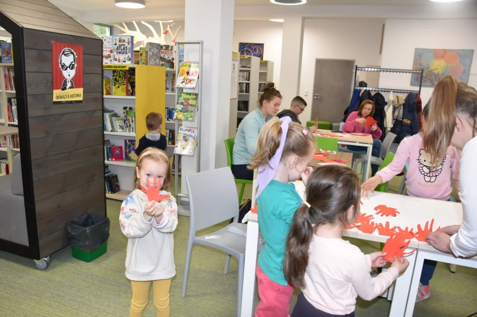 W Bibliotece odbyły się warsztaty pt.: „Nasza biało – czerwona” - zdjęcie 14