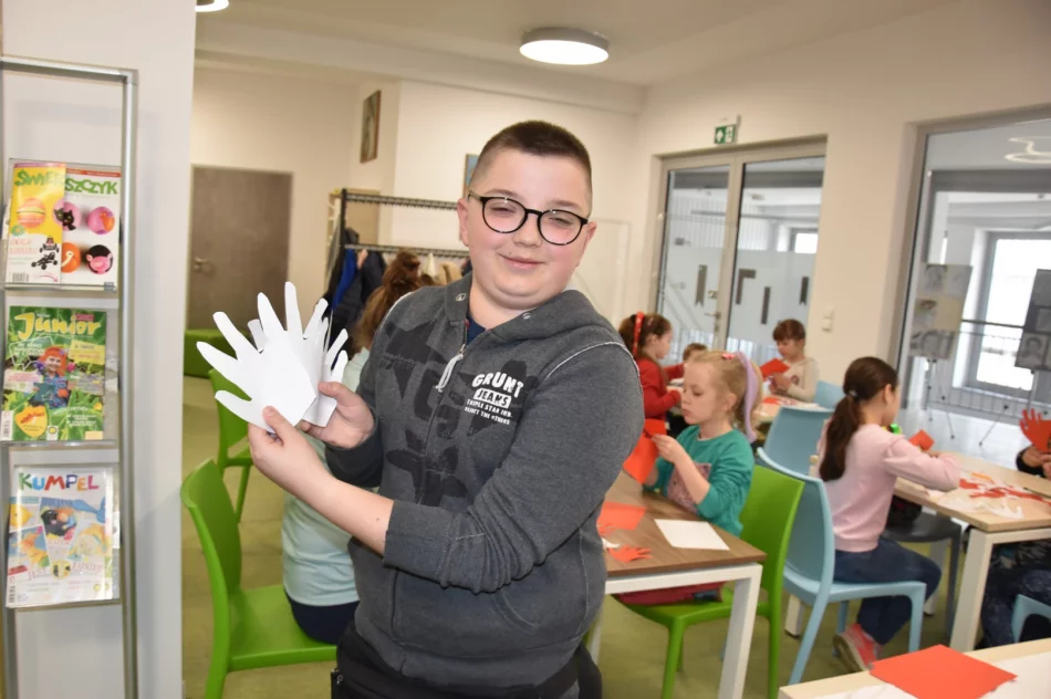 W Bibliotece odbyły się warsztaty pt.: „Nasza biało – czerwona” - zdjęcie 16