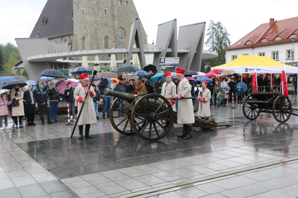 Obchody Święta Konstytucji 3 Maja na limanowskim rynku - zdjęcie 3