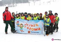 Dzieci uczą się jeździć na nartach - zdjęcie główne