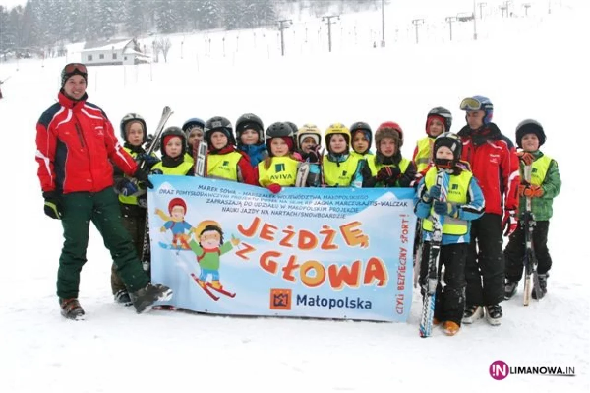 Dzieci uczą się jeździć na nartach