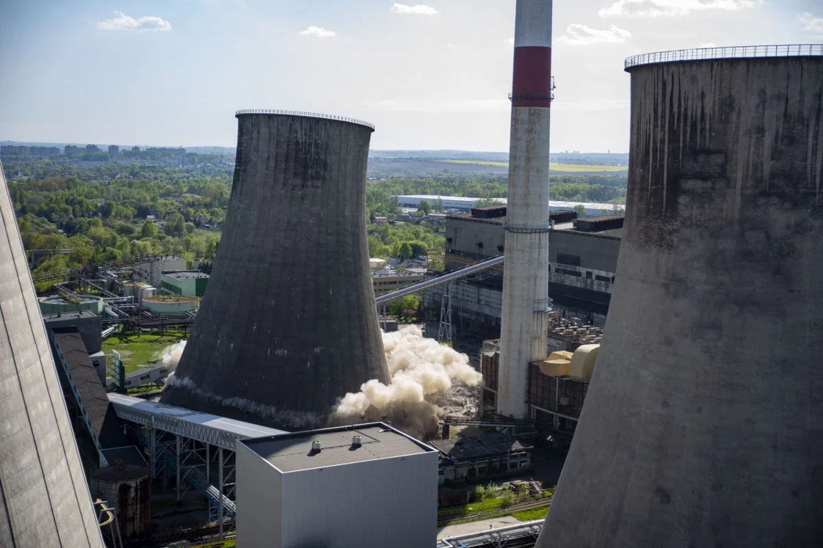  1,8 tys. m sześc. zbrojonego betonu zburzone w kilka sekund - zobacz moment detonacji