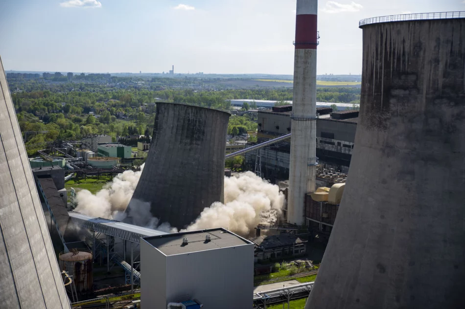  1,8 tys. m sześc. zbrojonego betonu zburzone w kilka sekund - zobacz moment detonacji - zdjęcie 2