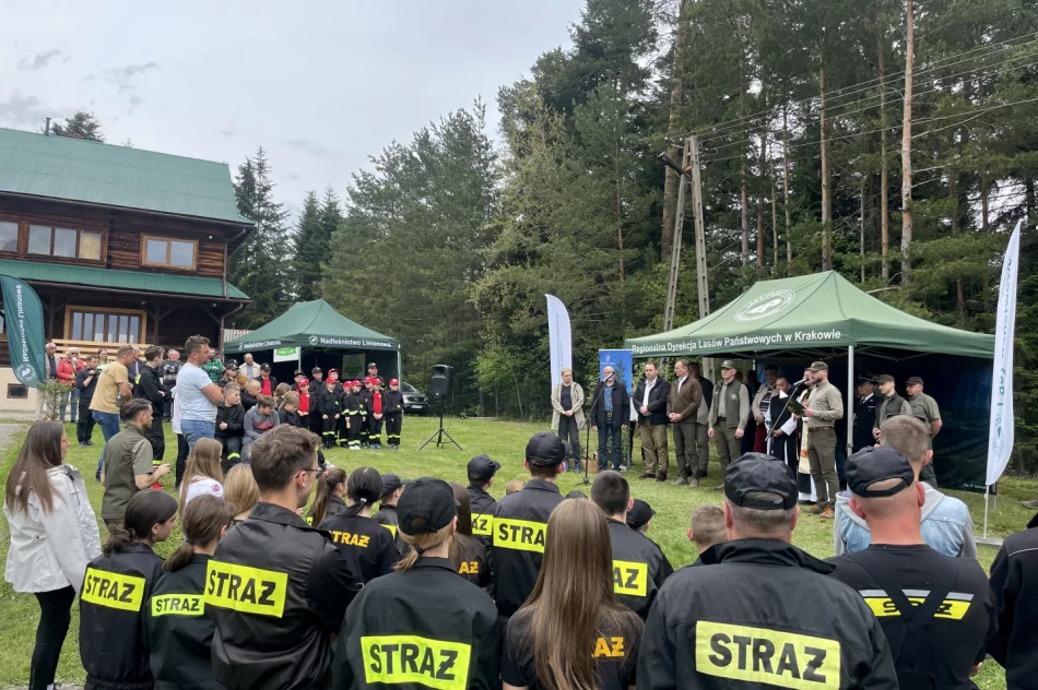 Z ministrem posadzono las pamięci Jana Pawła II - zdjęcie 2