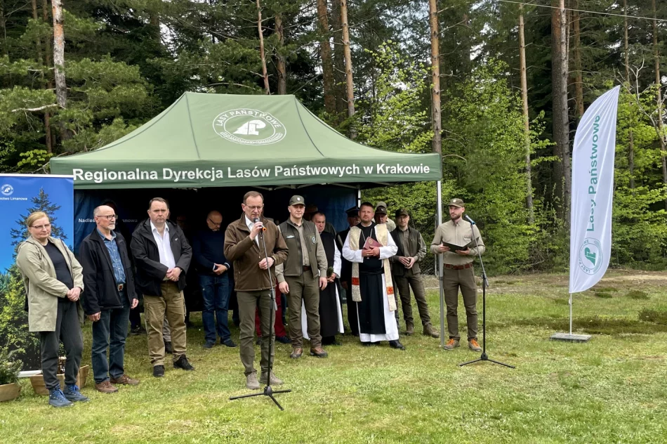 Z ministrem posadzono las pamięci Jana Pawła II - zdjęcie 3