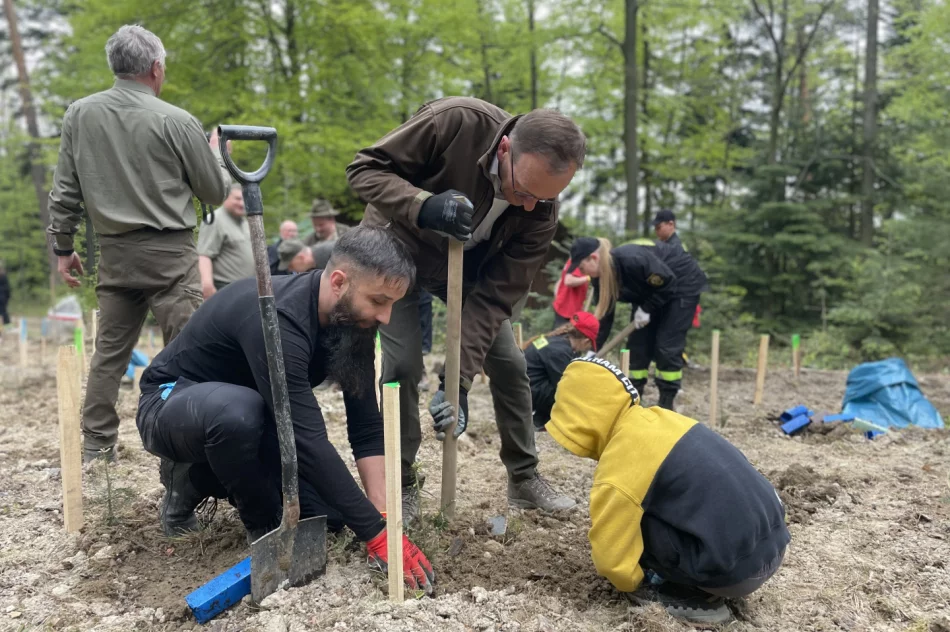 Z ministrem posadzono las pamięci Jana Pawła II - zdjęcie 4