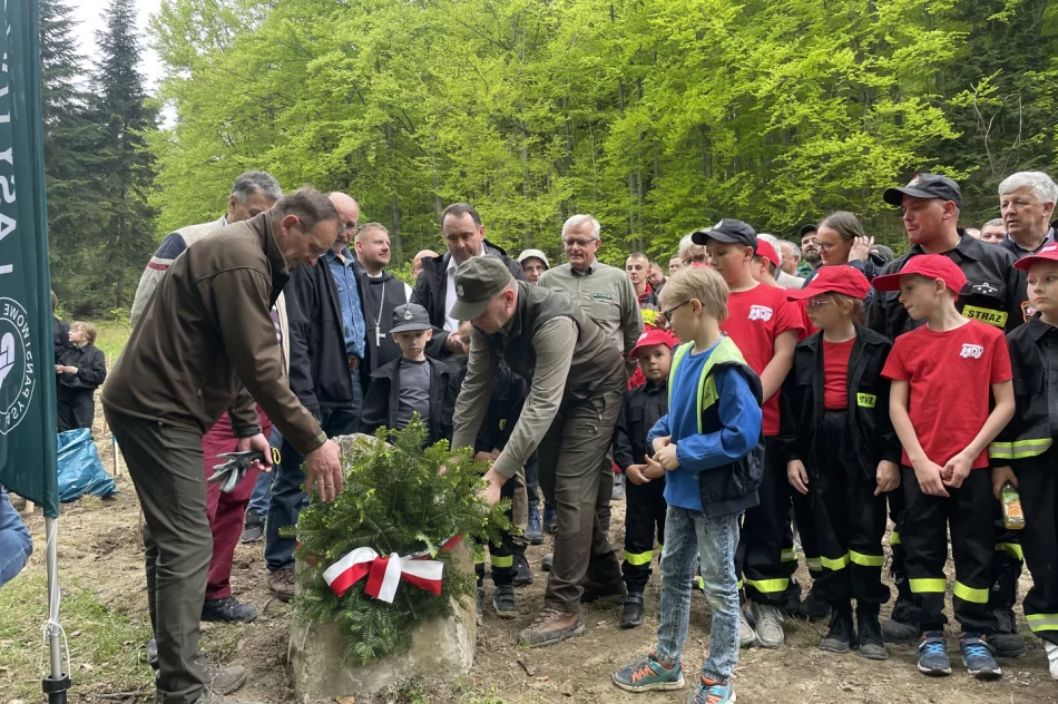Z ministrem posadzono las pamięci Jana Pawła II - zdjęcie 5