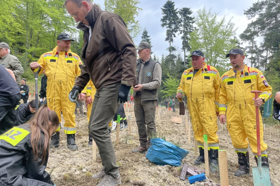 Z ministrem posadzono las pamięci Jana Pawła II - zdjęcie 6