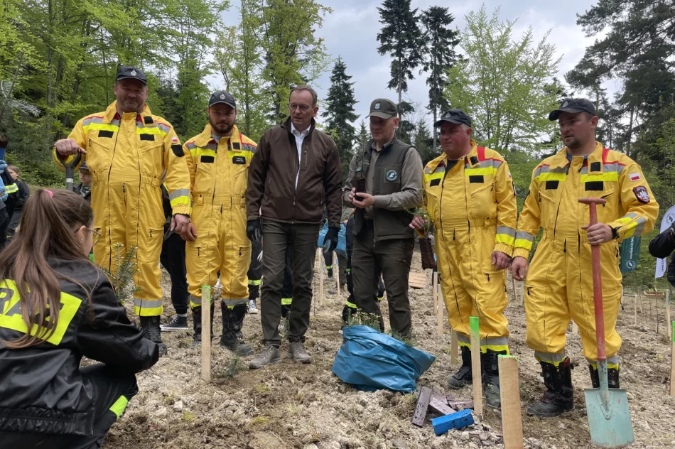 Z ministrem posadzono las pamięci Jana Pawła II - zdjęcie 7