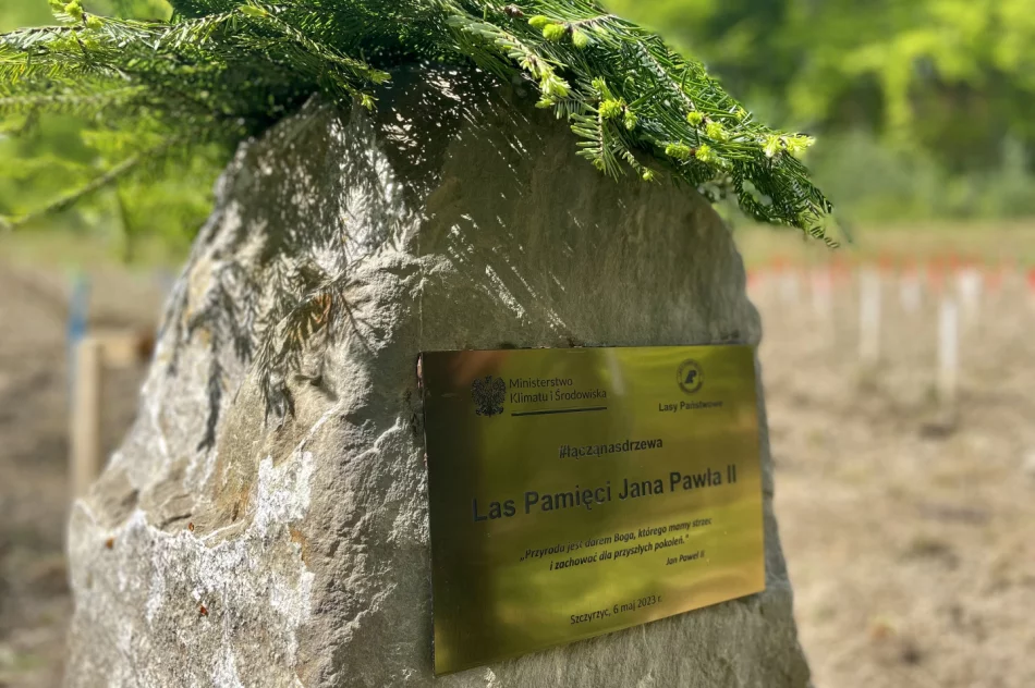 Z ministrem posadzono las pamięci Jana Pawła II - zdjęcie 9