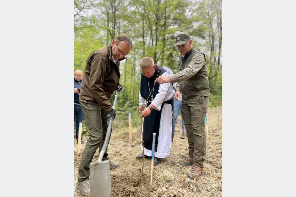 Z ministrem posadzono las pamięci Jana Pawła II - zdjęcie 11