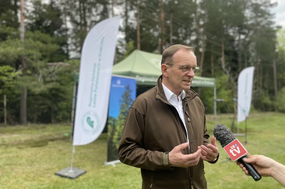 Z ministrem posadzono las pamięci Jana Pawła II - zdjęcie 12
