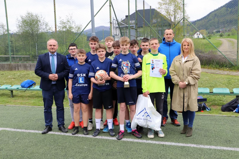 Chłopcy z Mordarki zwyciężają w Igrzyskach Młodzieży Szkolnej w Piłce Nożnej - zdjęcie 2