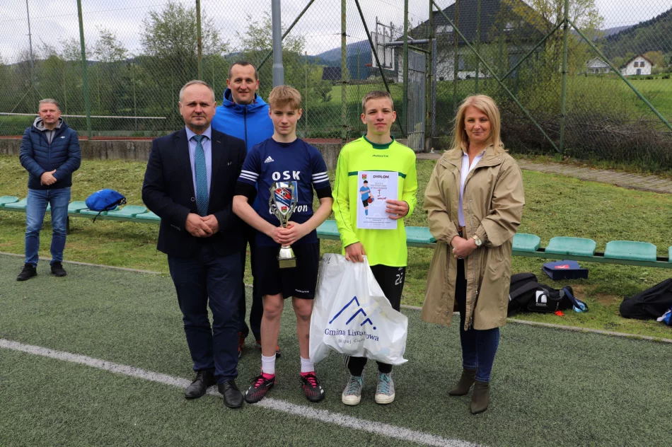Chłopcy z Mordarki zwyciężają w Igrzyskach Młodzieży Szkolnej w Piłce Nożnej - zdjęcie 3