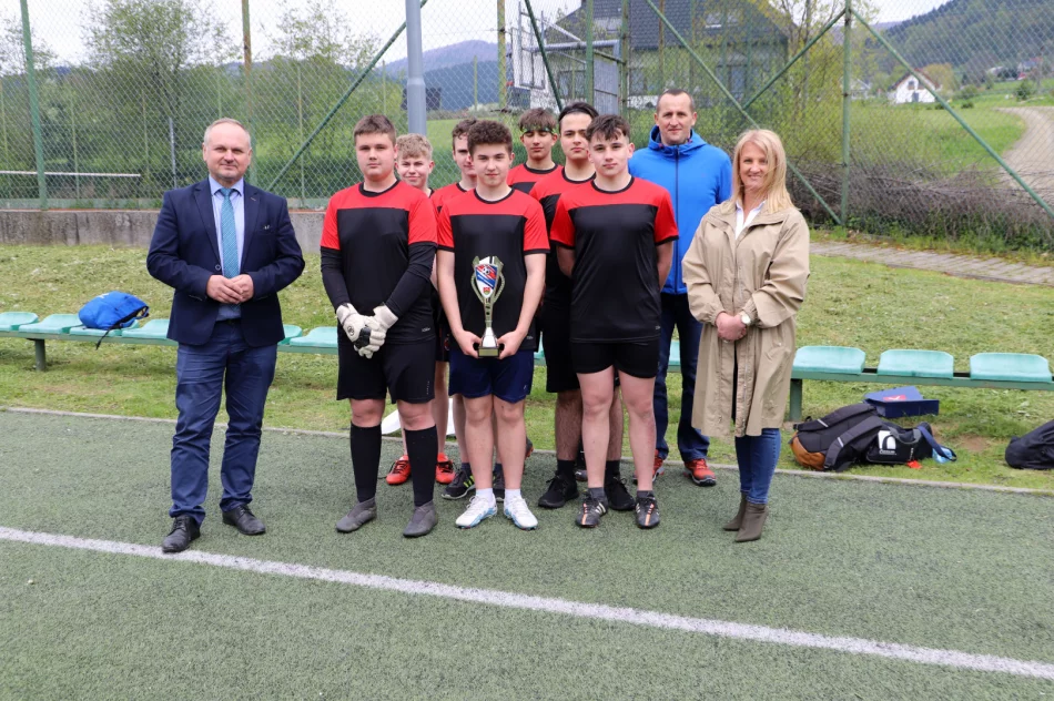 Chłopcy z Mordarki zwyciężają w Igrzyskach Młodzieży Szkolnej w Piłce Nożnej - zdjęcie 4