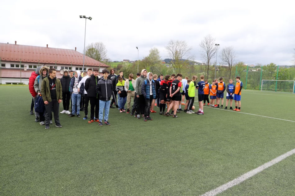 Chłopcy z Mordarki zwyciężają w Igrzyskach Młodzieży Szkolnej w Piłce Nożnej - zdjęcie 5