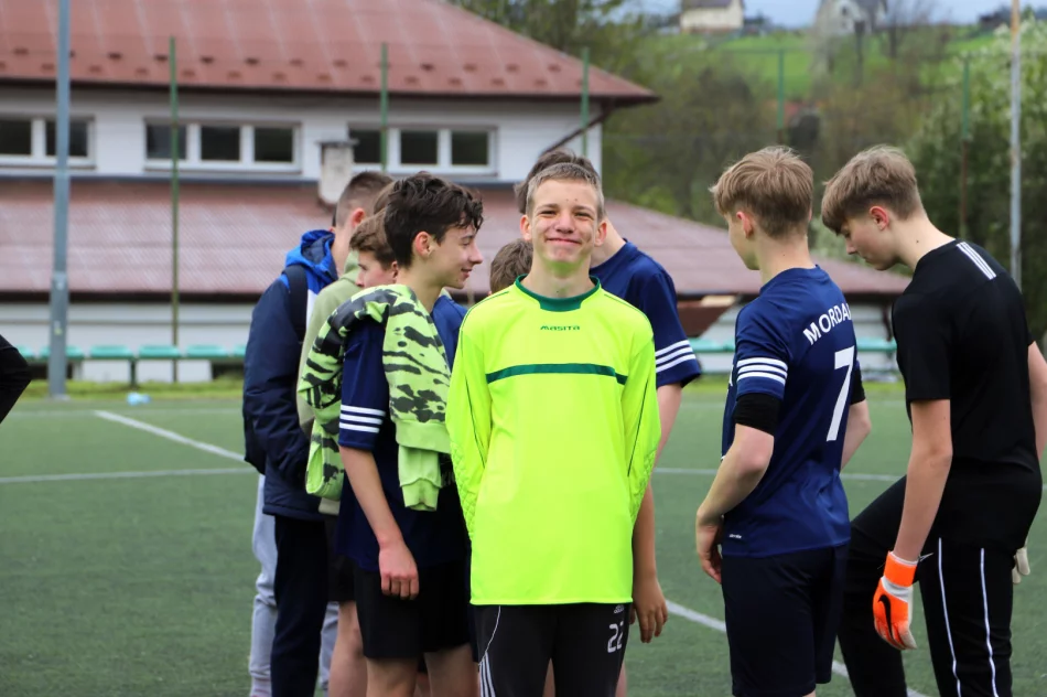 Chłopcy z Mordarki zwyciężają w Igrzyskach Młodzieży Szkolnej w Piłce Nożnej - zdjęcie 9