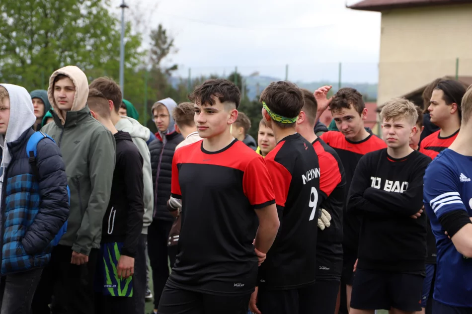 Chłopcy z Mordarki zwyciężają w Igrzyskach Młodzieży Szkolnej w Piłce Nożnej - zdjęcie 10