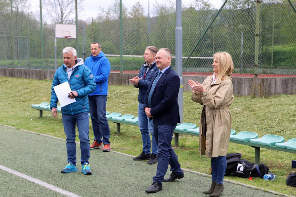 Chłopcy z Mordarki zwyciężają w Igrzyskach Młodzieży Szkolnej w Piłce Nożnej - zdjęcie 11