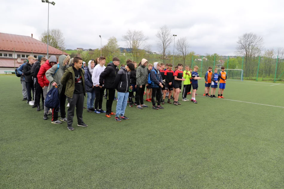 Chłopcy z Mordarki zwyciężają w Igrzyskach Młodzieży Szkolnej w Piłce Nożnej - zdjęcie 13