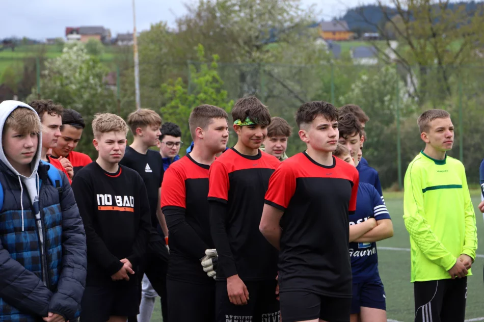 Chłopcy z Mordarki zwyciężają w Igrzyskach Młodzieży Szkolnej w Piłce Nożnej - zdjęcie 15