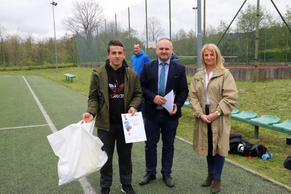 Chłopcy z Mordarki zwyciężają w Igrzyskach Młodzieży Szkolnej w Piłce Nożnej - zdjęcie 16