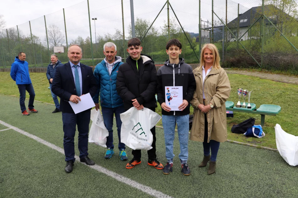 Chłopcy z Mordarki zwyciężają w Igrzyskach Młodzieży Szkolnej w Piłce Nożnej - zdjęcie 17